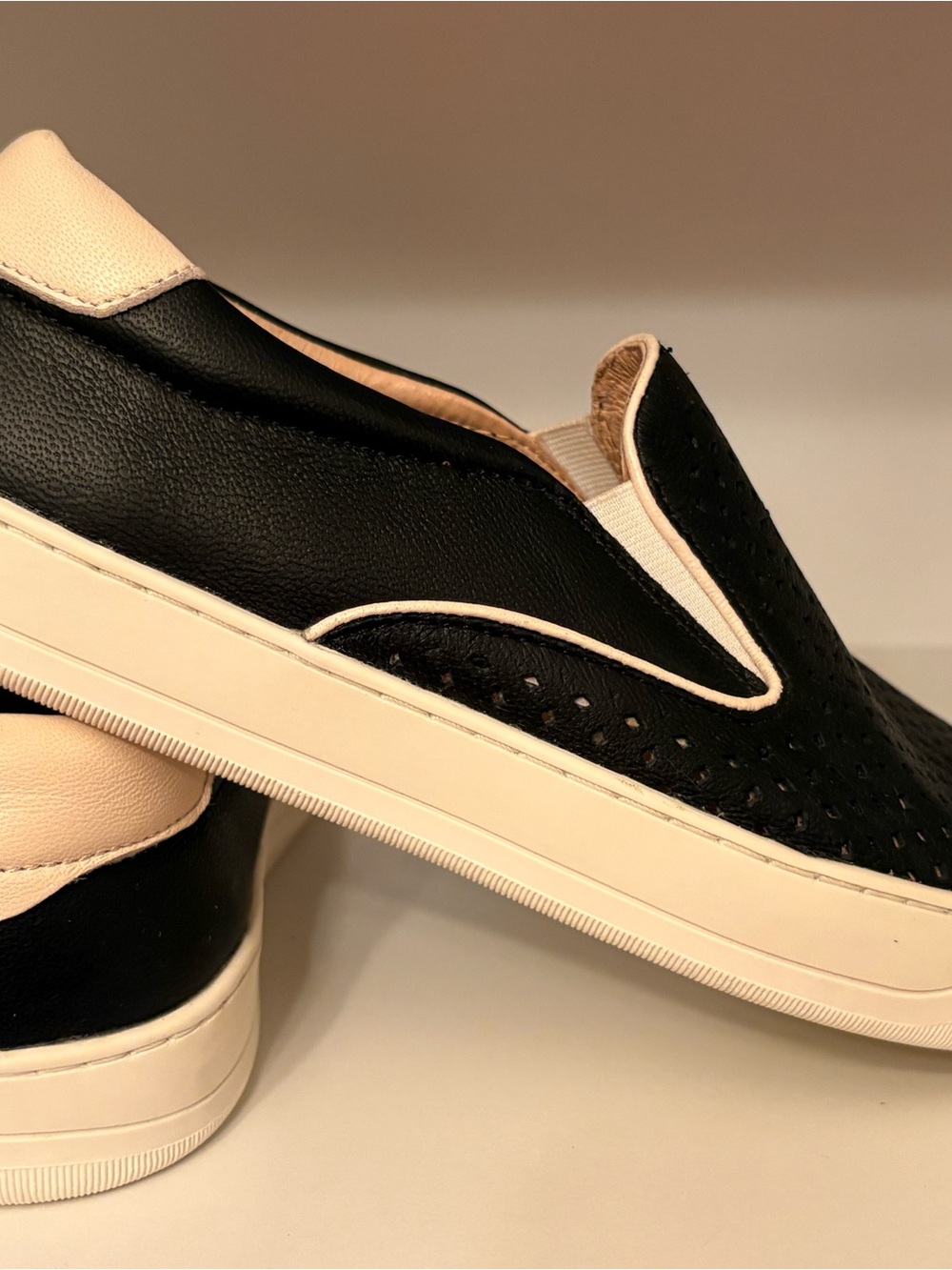 Johnston & Murphy Elaine Perforated Slip On Sneakers Black Leather Size 7